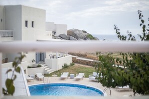 Et evighetsbasseng og solsenger