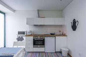 Een koelkast, een magnetron, een oven, een kookplaat