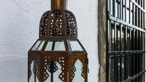 A metal lantern attached to a wall near a window with metal bars. - S. Thomé Apartamentos Turisticos- Ovar (Ovar)