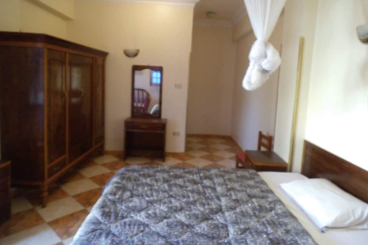 Iron/ironing board, rollaway beds, free WiFi