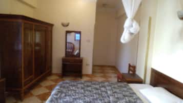 Double Room, Private Bathroom | Iron/ironing board, rollaway beds, free WiFi
