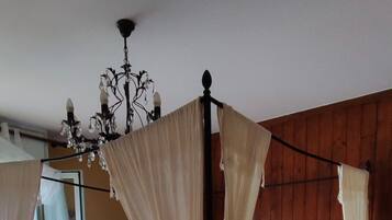 4 bedrooms, desk, iron/ironing board, free WiFi