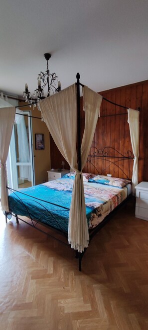 4 Schlafzimmer, Schreibtisch, Bügeleisen/Bügelbrett, kostenloses WLAN