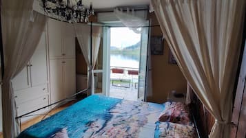 4 bedrooms, desk, iron/ironing board, free WiFi