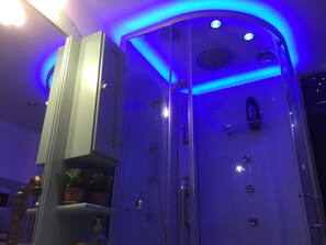 Shower, hair dryer, bathrobes, bidet - Villa Marilena: detached house with direct lake access (Ranzanico)