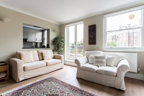 Fernseher, Kamin, DVD-Player