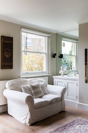 Fernseher, Kamin, DVD-Player