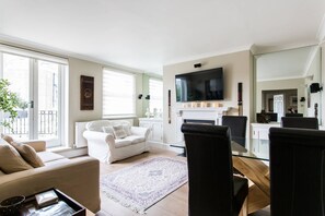 Fernseher, Kamin, DVD-Player