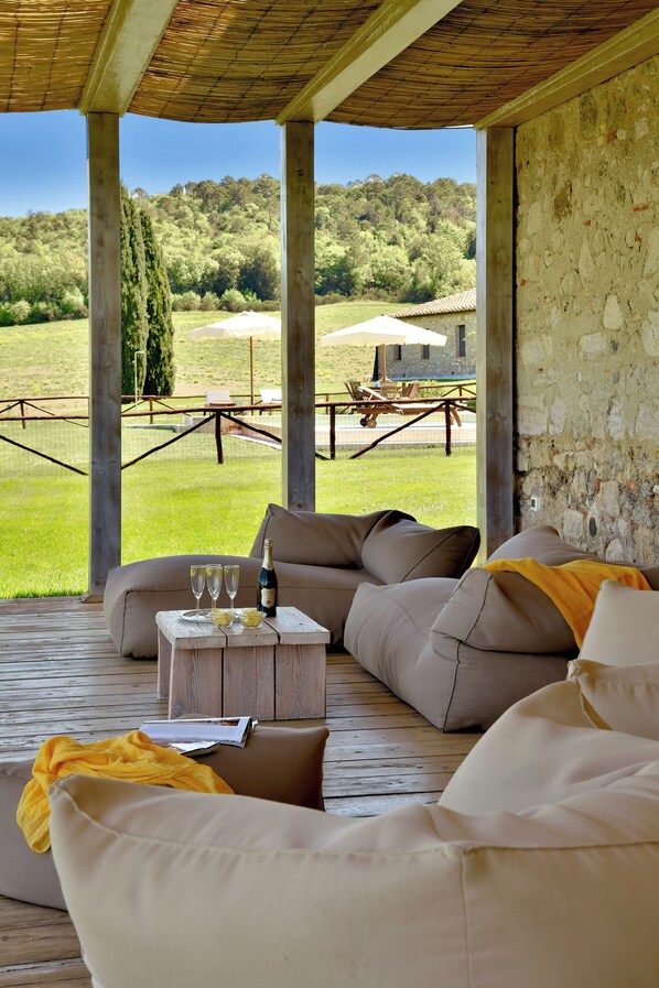 Terrace/patio - Luxury Villa + A/C Dépendance, Whirlpool, infinity Pool, Chef, Pizza, massage (Volterra)