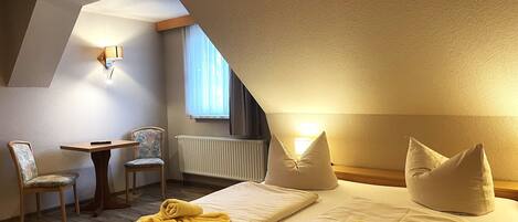 1 bedroom, desk, travel crib, WiFi