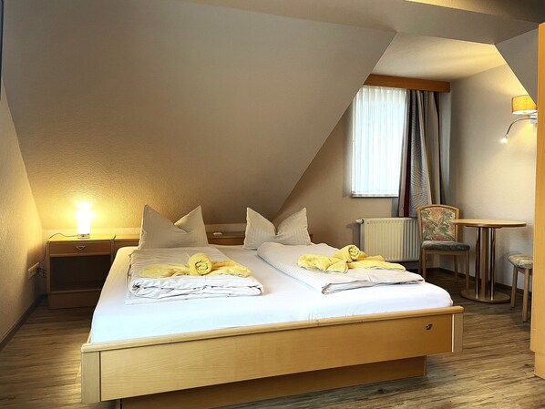 1 غرفة نوم ومكتب وسرير سفر وواي فاي