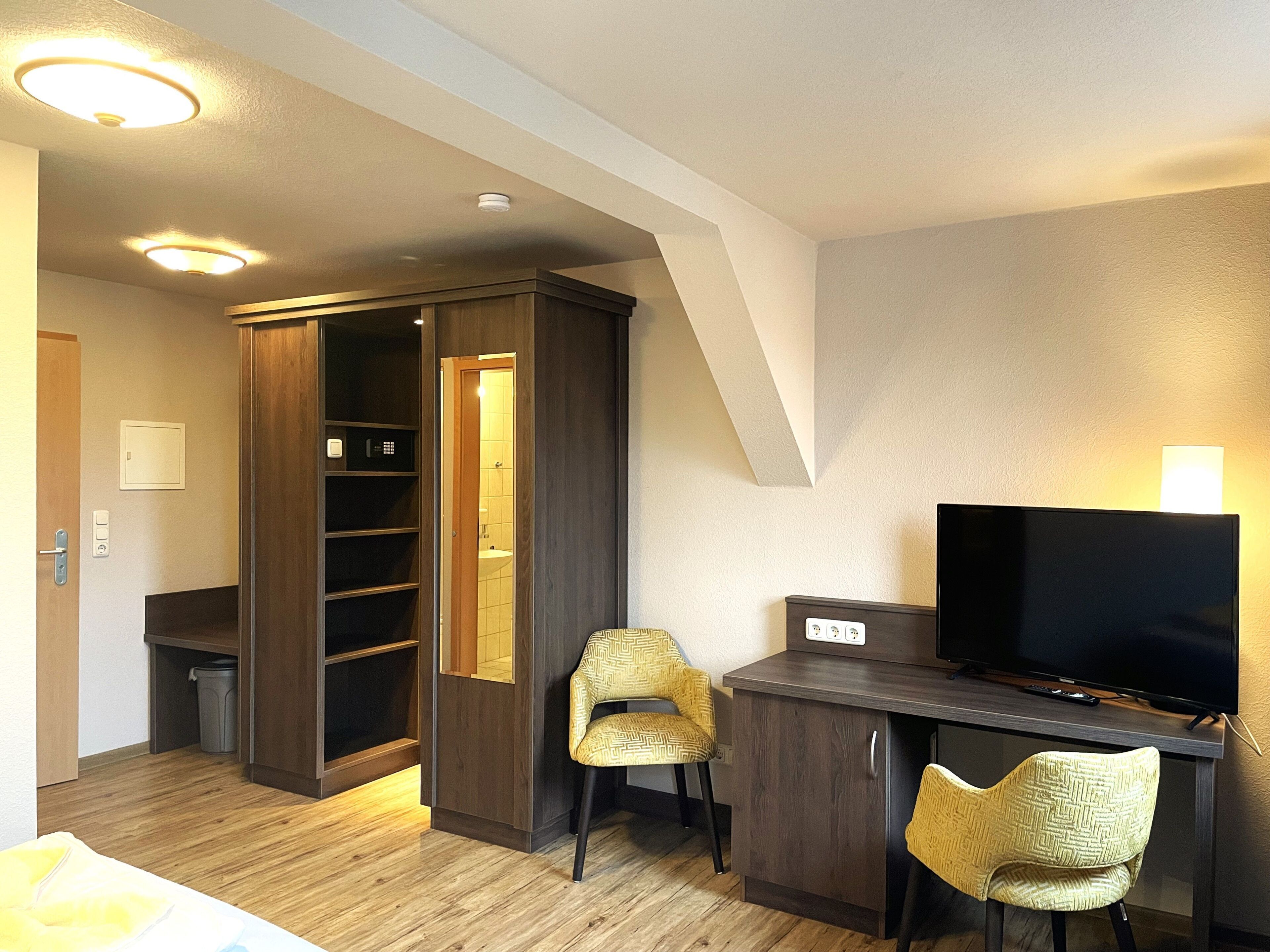 1 bedroom, desk, travel crib, WiFi