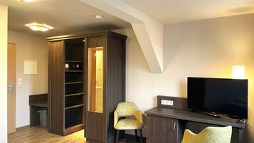 1 bedroom, desk, travel crib, WiFi