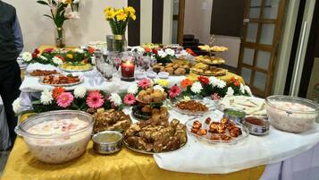 Breakfast, lunch, dinner served; local and international cuisine