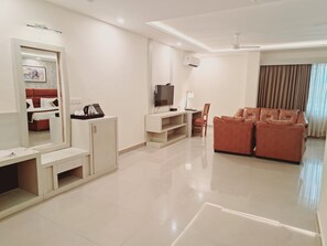 Chambre exécutive | Aire de séjour | Téléviseur de 32 po avec télévision par satellite