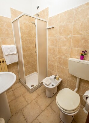Basic Twin Room, 2 Twin Beds | Bathroom | Shower, free toiletries, hair dryer, towels - Residence La Mezzaluna (Barga)