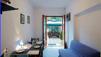 Appartamento Economy, 2 camere da letto, sul cortile | Area soggiorno | TV a schermo piatto