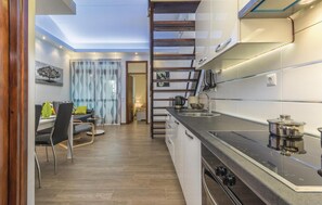 Refrigerador, microondas, placa de cocina, cafetera/tetera