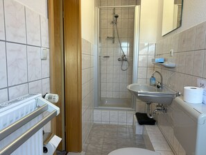 Haartrockner, Handtücher, Seife, Toilettenpapier