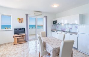 Fridge, microwave, stovetop, dishwasher - Beautiful apartment in Povljana (Povljana)