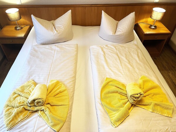 1 bedroom, desk, travel crib, WiFi - Double room pet permitted, max. 2 persons - Gasthof & Pension Zur (Lohsa)