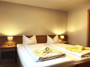 1 bedroom, desk, travel crib, WiFi - Double room pet permitted, max. 2 persons - Gasthof & Pension Zur (Lohsa)