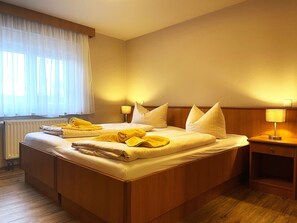 1 室のベッドルーム、デスク、旅行用ベビーベッド、WiFi