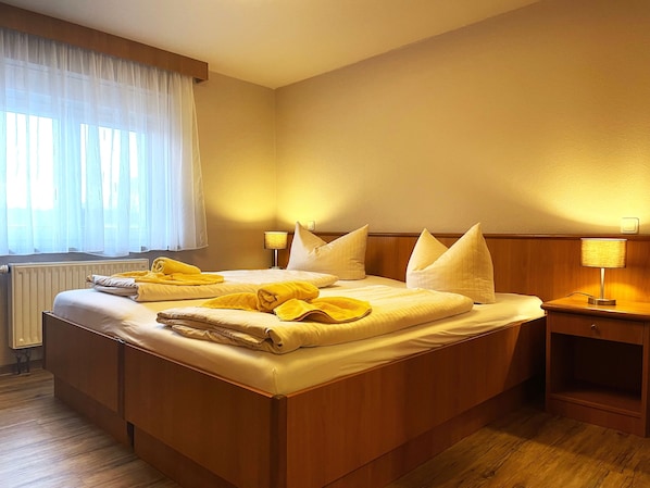 1 bedroom, desk, travel crib, WiFi - Double room pet permitted, max. 2 persons - Gasthof & Pension Zur (Lohsa)