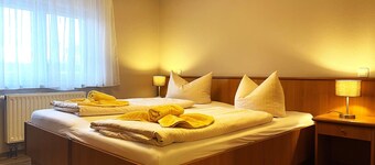 Double room pet permitted, max. 2 persons - Gasthof & Pension Zur