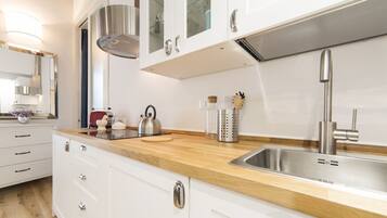 Stovetop, coffee/tea maker, toaster