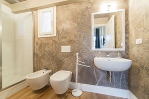 Douche, sèche-cheveux, bidet, serviettes fournies