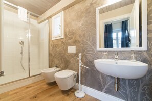 Shower, hair dryer, bidet, towels