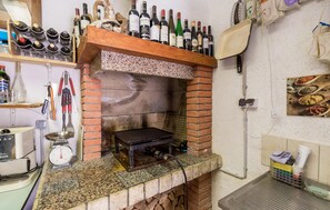 Fridge, stovetop, coffee/tea maker