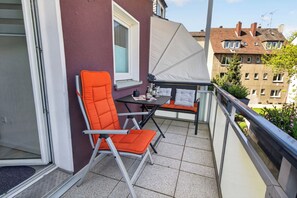 Outdoor dining - FeWo Galliet 1: 87sqm, 2 BR, balcony, quiet & close to trade fair (NRW)
