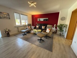 Smart TV, DVD player, books, video library - FeWo Galliet: central, quiet, luxuriously equipped, Wifi free (NRW)