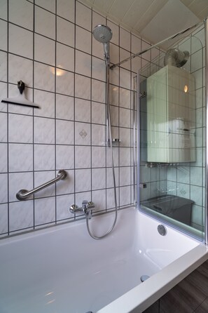 Combined shower/bathtub, hair dryer, towels, soap - FeWo Galliet: central, quiet, luxuriously equipped, Wifi free (NRW)