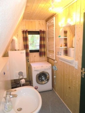 Shower, hair dryer, towels - Roof-only house 30.10 - Waldsee vacation service (Clausthal-Zellerfeld)