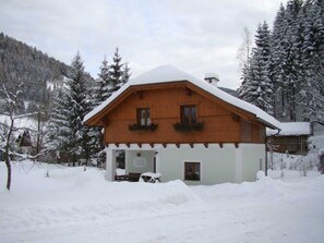 A wooden lodge with a sloped roof, a front porch, and a snow-covered landscape. - Oberbach, Austria (Strohmarkt)