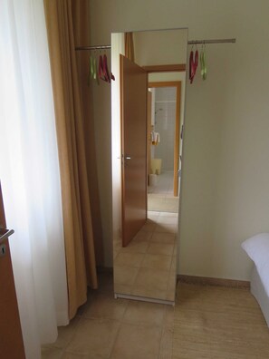 1 habitación, escritorio y ropa de cama 