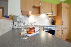 Kühlschrank, Mikrowelle, Ofen, Geschirrspüler