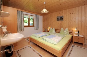 2 bedrooms, travel cot, WiFi, bed sheets