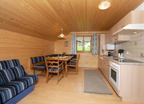 Kjøleskap, mikrobølgeovn, ovn og høy barnestol