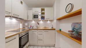 Kühlschrank, Mikrowelle, Ofen, Geschirrspüler