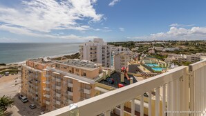 A coastal hotel with multiple floors, a rooftop pool, and a view of the sea. - TOP - APARTMENT VISTA PRAIA WITH FANTASTIC SEA VIEWS (Armacao de Pera)