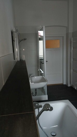 Shower, hair dryer, towels - Apartment I. First floor 82sqm, 2 bedrooms with balcony - Old Fire Station Görlitz City (Görlitz)