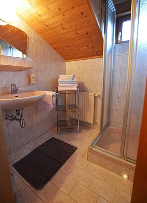 Een douche, een haardroger, handdoeken