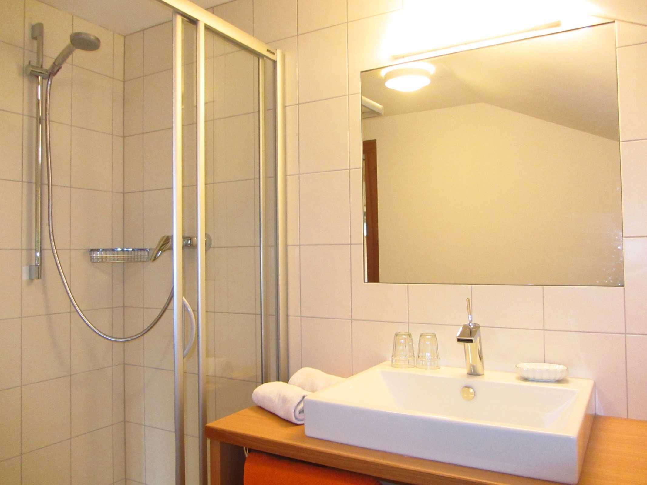 Dusche, Haartrockner, Handtücher