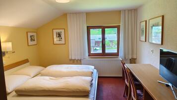 1 bedroom, desk, WiFi, bed sheets