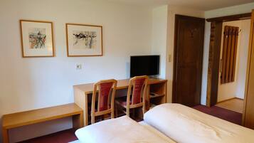 1 bedroom, desk, WiFi, bed sheets