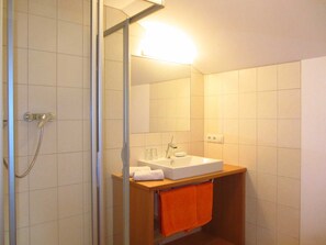 Douche, séchoir à cheveux, serviettes fournies